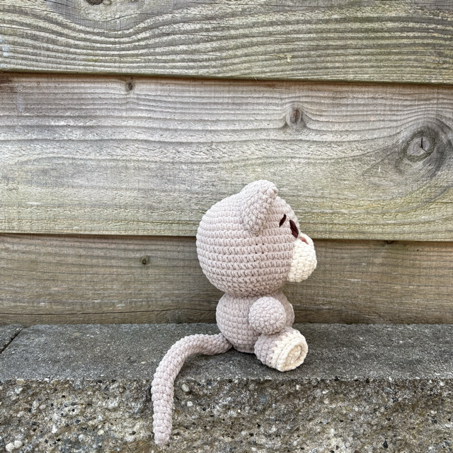Gijs de Kat kijkt naar de zijkant, te koop bij De Garengarage