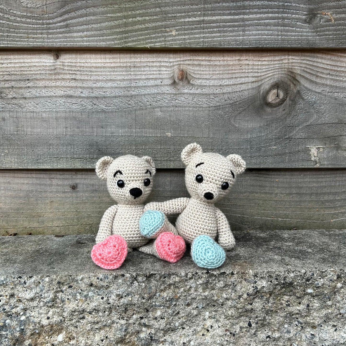 Leika & Leila twee knuffels gemaakt door S.E.V. Originals. Te koop bij De Garengarage.