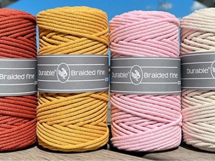 Vier kleuren bollen garen, van het merk Durable