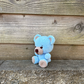 Billy Bear zit schuin voor de camera, te koop bij De Garengarage
