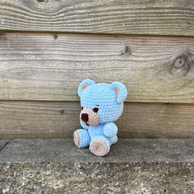Billy Bear zit schuin voor de camera, te koop bij De Garengarage