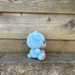 Billy Bear kijkt naar de zijkant, te koop bij De Garengarage