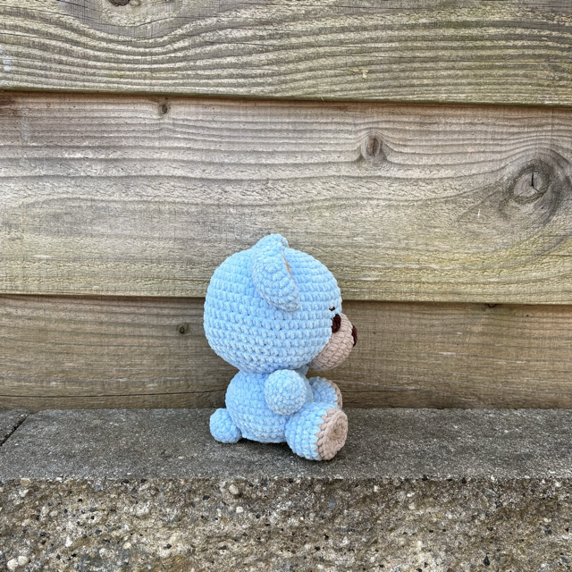 Billy Bear kijkt naar de zijkant, te koop bij De Garengarage