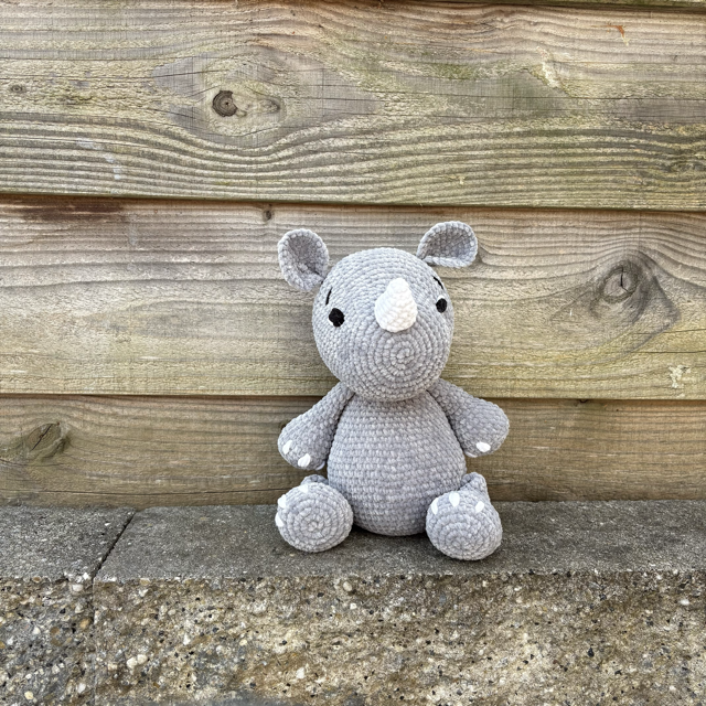 Knuffel Bollie de Neushoorn recht voor de camera, te koop bij De Garengarage