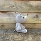 Knuffel Bollie de Neushoorn kijkt naar de zijkant, te koop bij De Garengarage