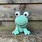 Freddy Frog, een zachte, schattige en grappige knuffel te koop bij De Garengarage