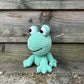 Freddy Frog de grappige knuffel te koop bij De Garengarage schuin voor de camera
