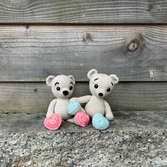 Leika & Leila twee knuffels gemaakt door S.E.V. Originals. Te koop bij De Garengarage.
